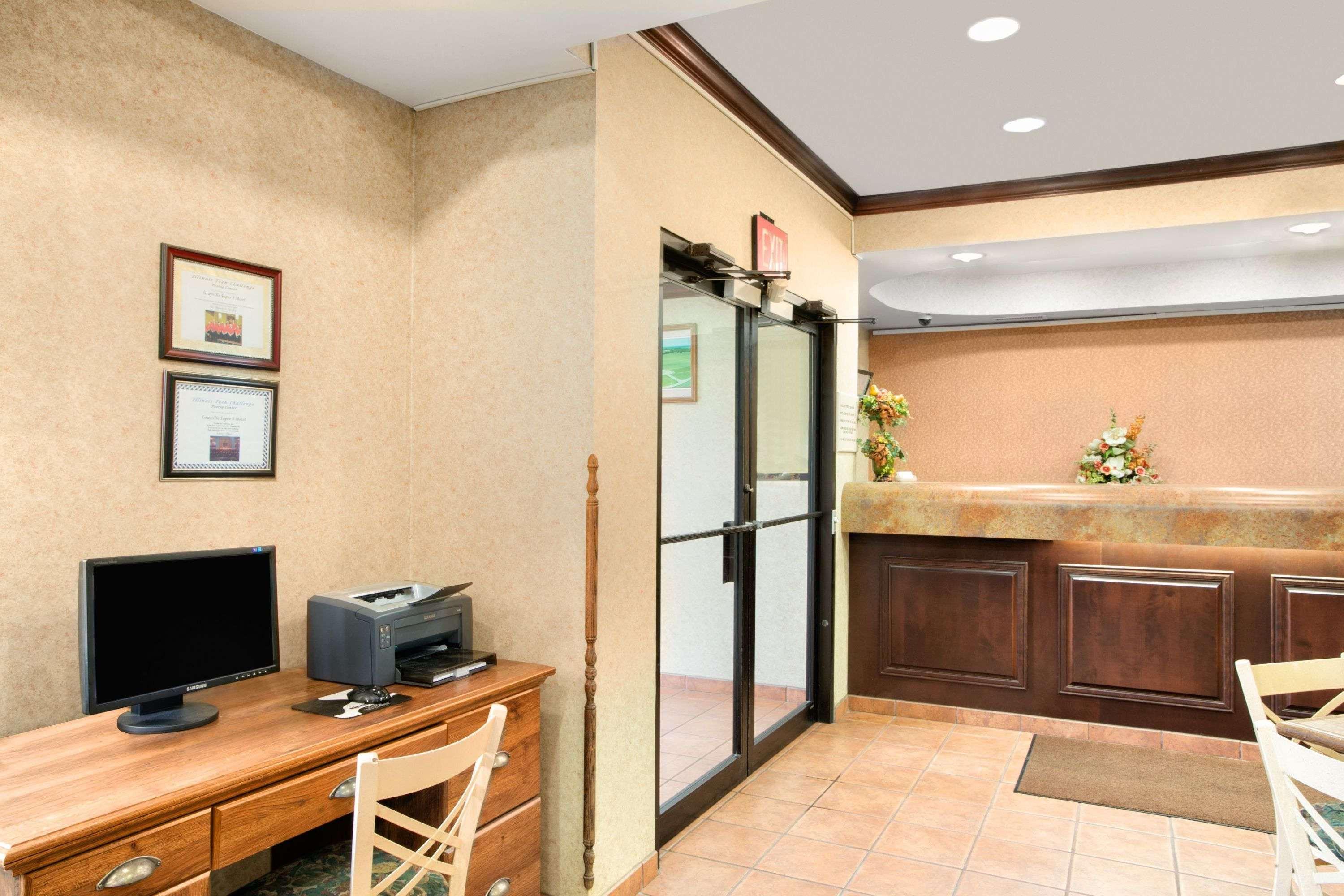 Super 8 By Wyndham Grayville Экстерьер фото
